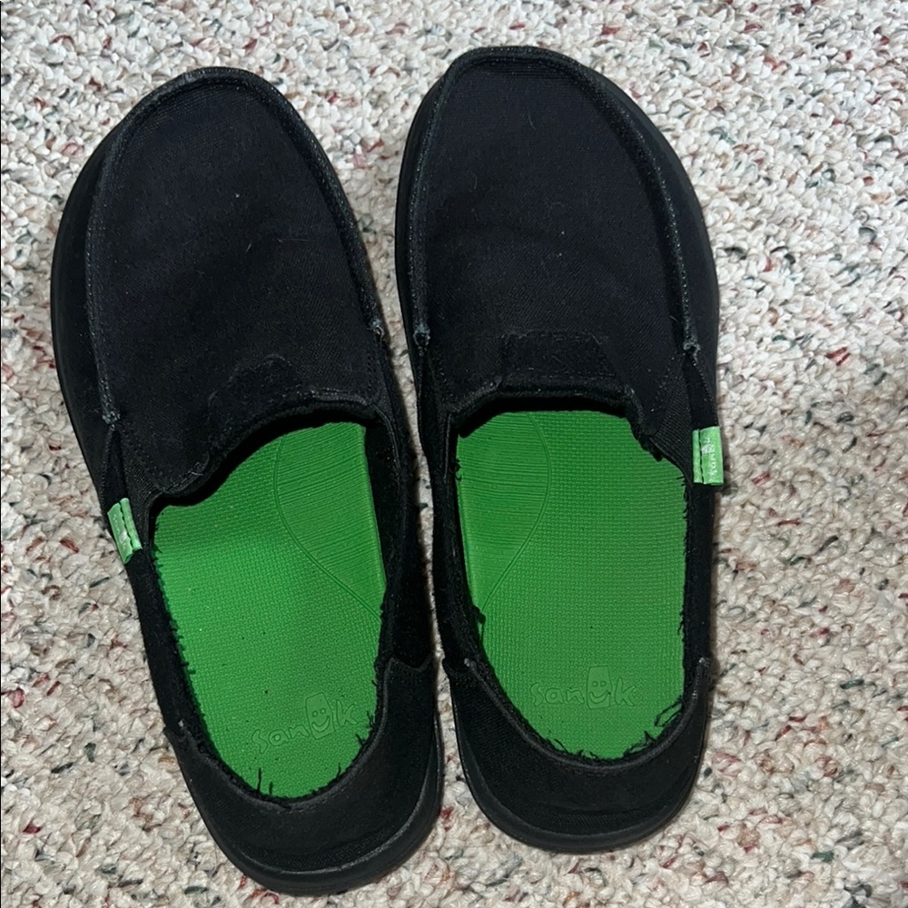 Sanuk Mens  Black Slip-Ons with Green Insoles